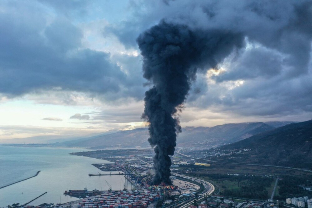 Un incendiu izbucnit în portul turc Iskenderun după cutremurele de luni continuă să ardă | VIDEO - Imaginea 3
