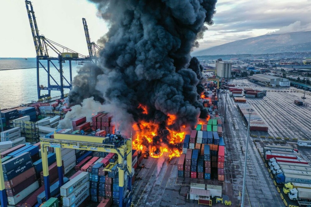 Un incendiu izbucnit în portul turc Iskenderun după cutremurele de luni continuă să ardă | VIDEO - Imaginea 4