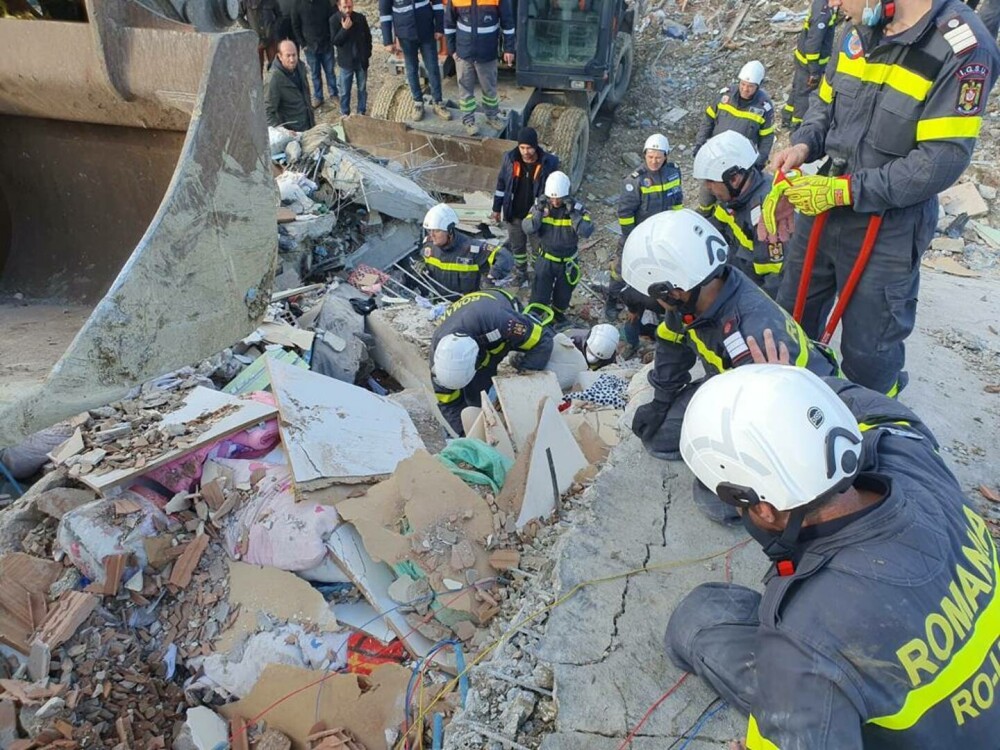 Imagini dramatice surprinse în Turcia. Momentul în care salvatorii români scot de sub dărâmături o familie | GALERIE FOTO - Imaginea 1