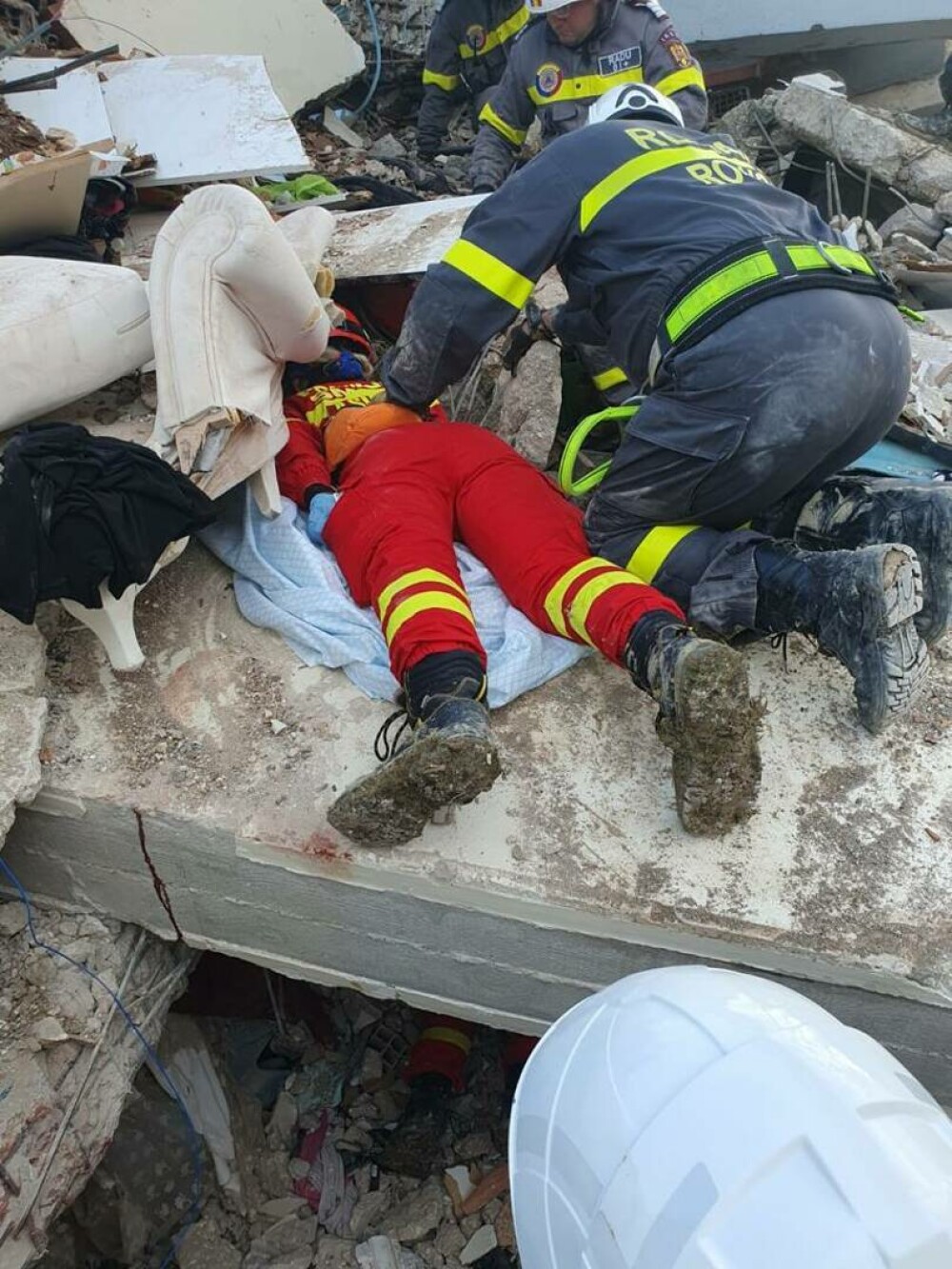 Imagini dramatice surprinse în Turcia. Momentul în care salvatorii români scot de sub dărâmături o familie | GALERIE FOTO - Imaginea 2