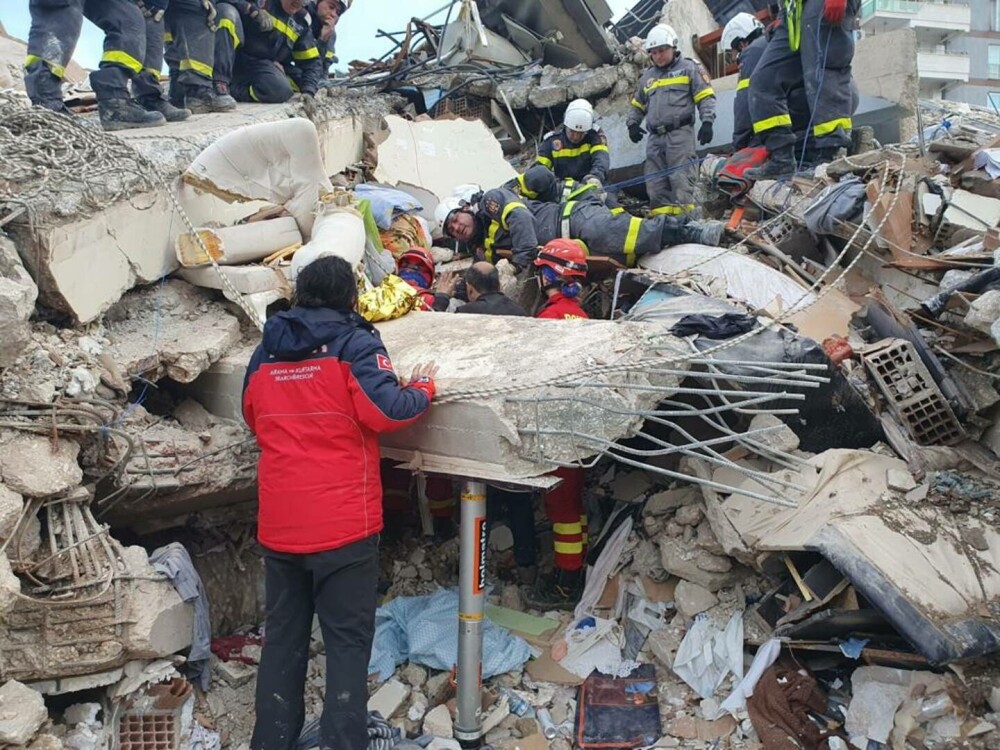 Imagini dramatice surprinse în Turcia. Momentul în care salvatorii români scot de sub dărâmături o familie | GALERIE FOTO - Imaginea 7