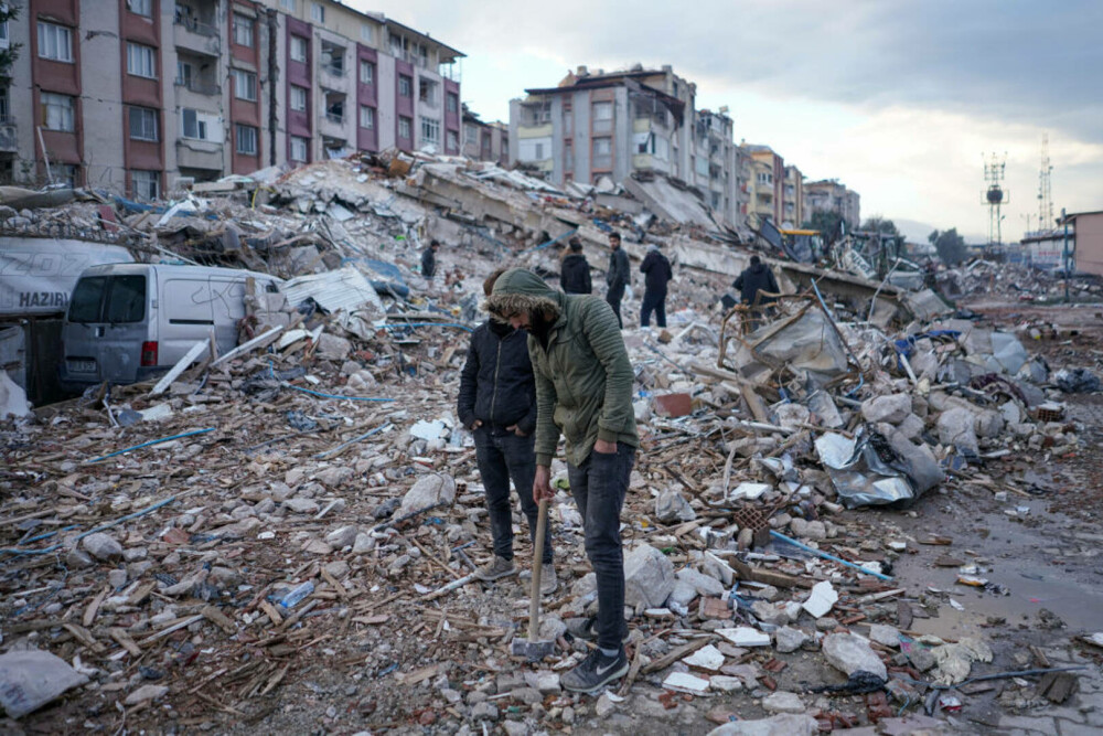 Cutremure devastatoare în Turcia și Siria. Bilanțul deceselor a depășit 12.000, iar eforturile de căutare și salvare continuă - Imaginea 19