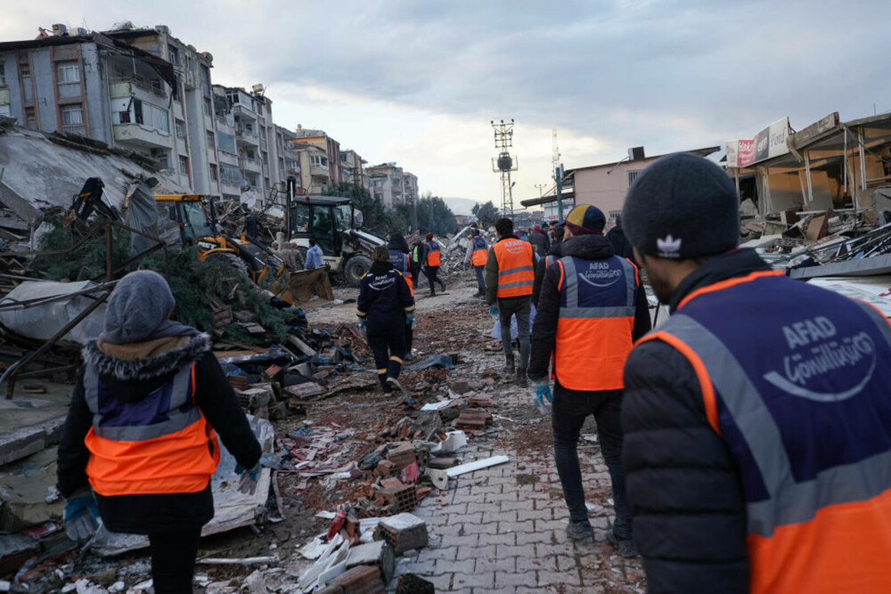 Cutremure devastatoare în Turcia și Siria. Bilanțul deceselor a depășit 12.000, iar eforturile de căutare și salvare continuă - Imaginea 20