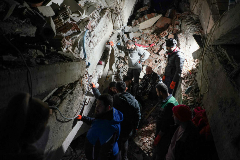 Cutremure devastatoare în Turcia și Siria. Bilanțul deceselor a depășit 12.000, iar eforturile de căutare și salvare continuă - Imaginea 22