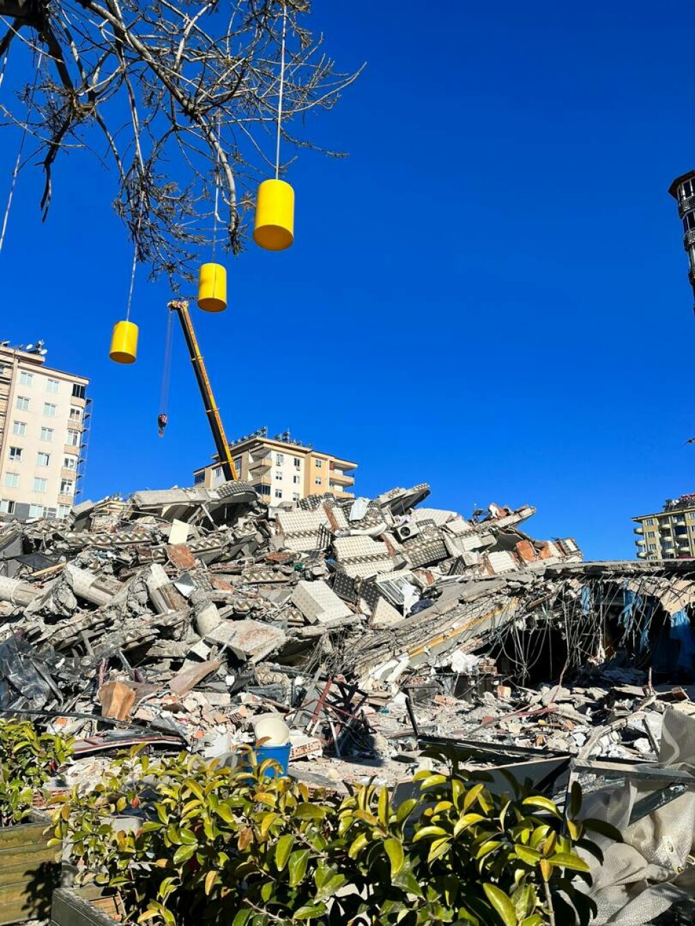 Cutremure devastatoare în Turcia și Siria. Bilanțul deceselor a depășit 12.000, iar eforturile de căutare și salvare continuă - Imaginea 2