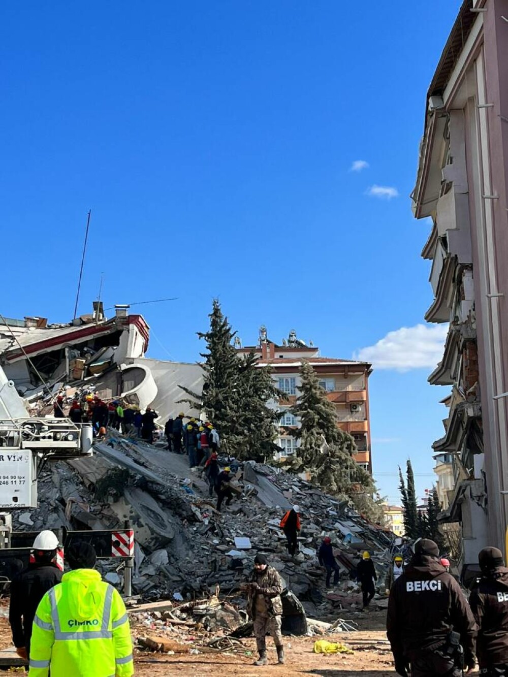 Cutremure devastatoare în Turcia și Siria. Bilanțul deceselor a depășit 12.000, iar eforturile de căutare și salvare continuă - Imaginea 4