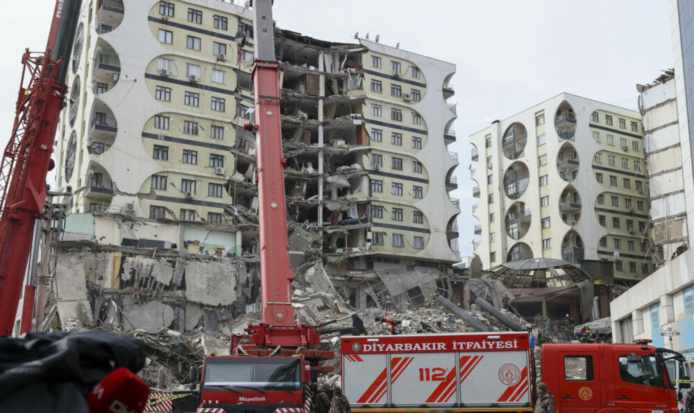 Imagini din infernul din Turcia. Disperare și speranță, în fața clădirilor prăbușite. GALERIE FOTO - Imaginea 1