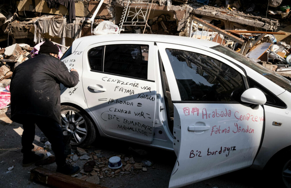 Imagini din infernul din Turcia. Disperare și speranță, în fața clădirilor prăbușite. GALERIE FOTO - Imaginea 4