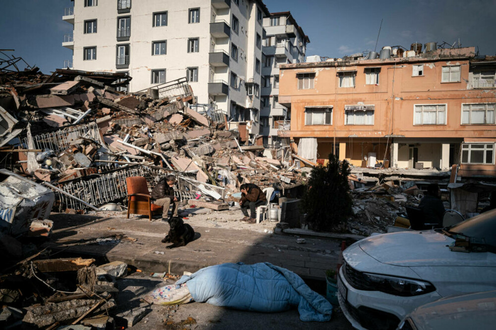 Imagini din infernul din Turcia. Disperare și speranță, în fața clădirilor prăbușite. GALERIE FOTO - Imaginea 6