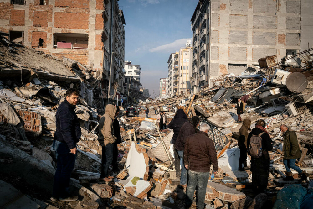 Imagini din infernul din Turcia. Disperare și speranță, în fața clădirilor prăbușite. GALERIE FOTO - Imaginea 8