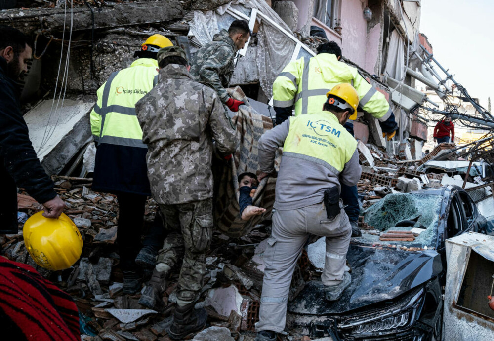 Imagini din infernul din Turcia. Disperare și speranță, în fața clădirilor prăbușite. GALERIE FOTO - Imaginea 10