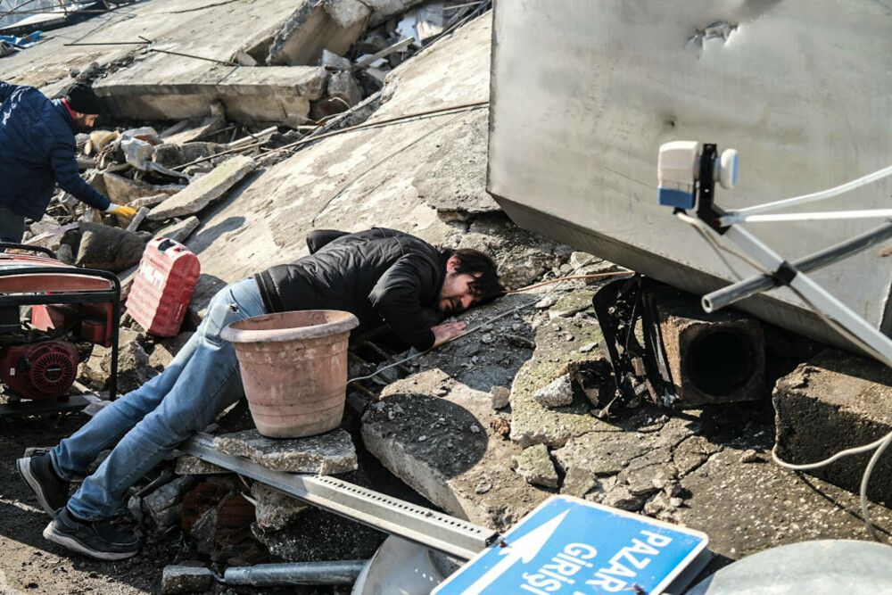 Imagini din infernul din Turcia. Disperare și speranță, în fața clădirilor prăbușite. GALERIE FOTO - Imaginea 15