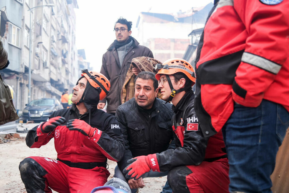Imagini din infernul din Turcia. Disperare și speranță, în fața clădirilor prăbușite. GALERIE FOTO - Imaginea 16
