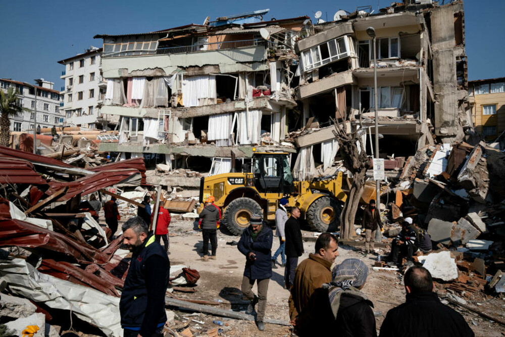 Imagini din infernul din Turcia. Disperare și speranță, în fața clădirilor prăbușite. GALERIE FOTO - Imaginea 17
