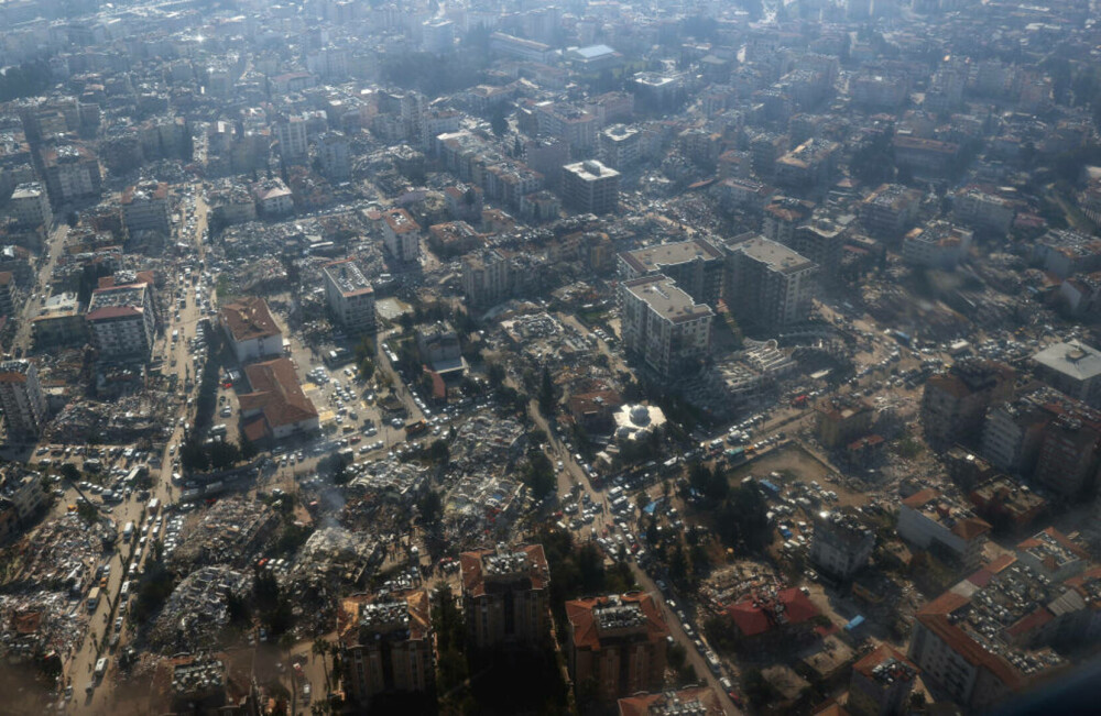 Imagini din infernul din Turcia. Disperare și speranță, în fața clădirilor prăbușite. GALERIE FOTO - Imaginea 19