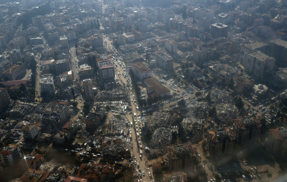 Imagini din infernul din Turcia. Disperare și speranță, în fața clădirilor prăbușite. GALERIE FOTO - Imaginea 20