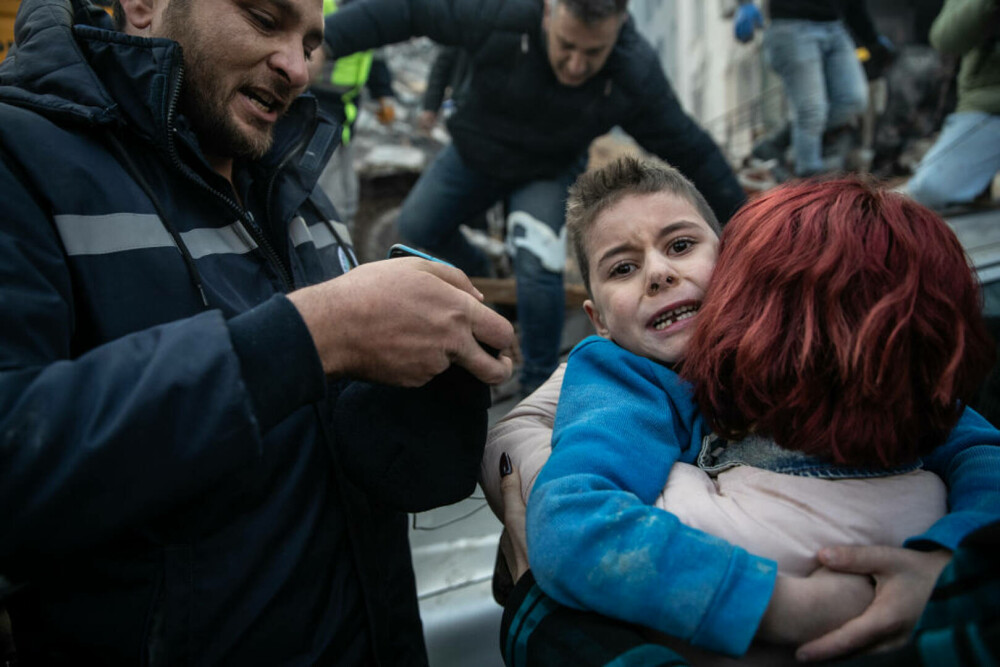 Imagini dramatice din Turcia. Momentul în care un copil de 8 ani este scos de sub dărâmături și își vede mama | GALERIE FOTO - Imaginea 8