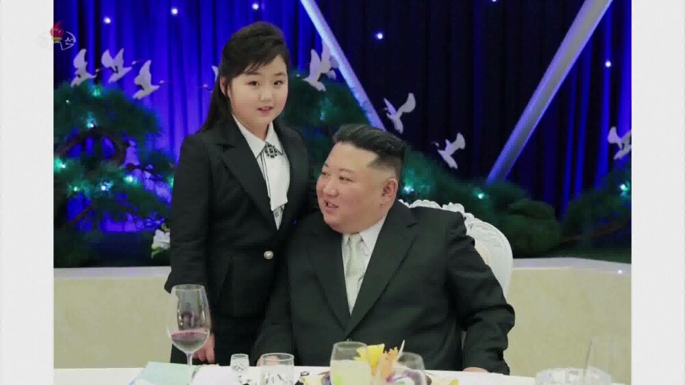 GALERIE FOTO. Kim Jong-Un și-a adus fiica în fața soldaților, pentru a marca 75 de ani de la înființarea armatei - Imaginea 7