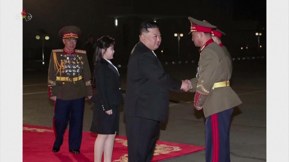 GALERIE FOTO. Kim Jong-Un și-a adus fiica în fața soldaților, pentru a marca 75 de ani de la înființarea armatei - Imaginea 16