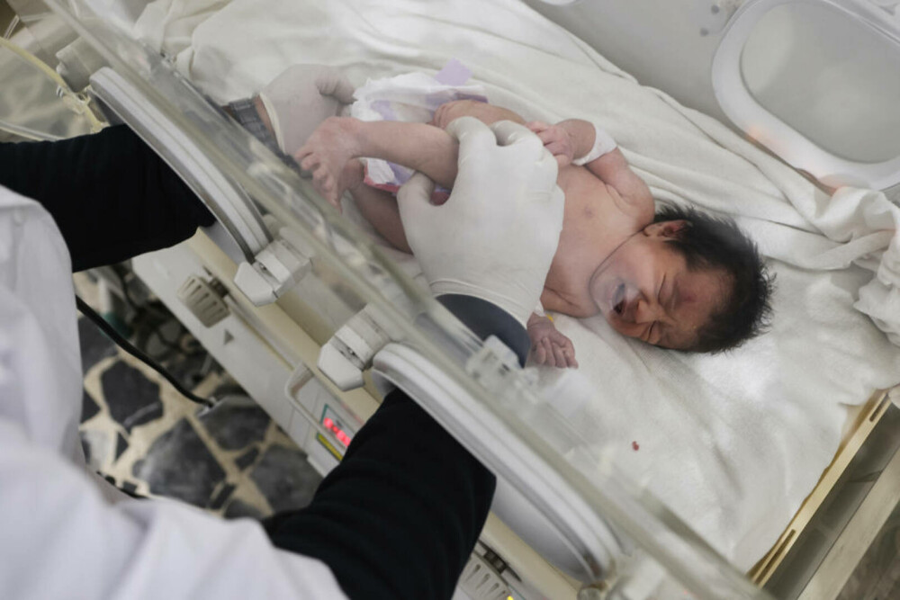 Cum arată Afraa, bebelușul născut prin dărâmături, la șase luni de la cutremurul din Siria. Este crescută de mătușa ei - Imaginea 5