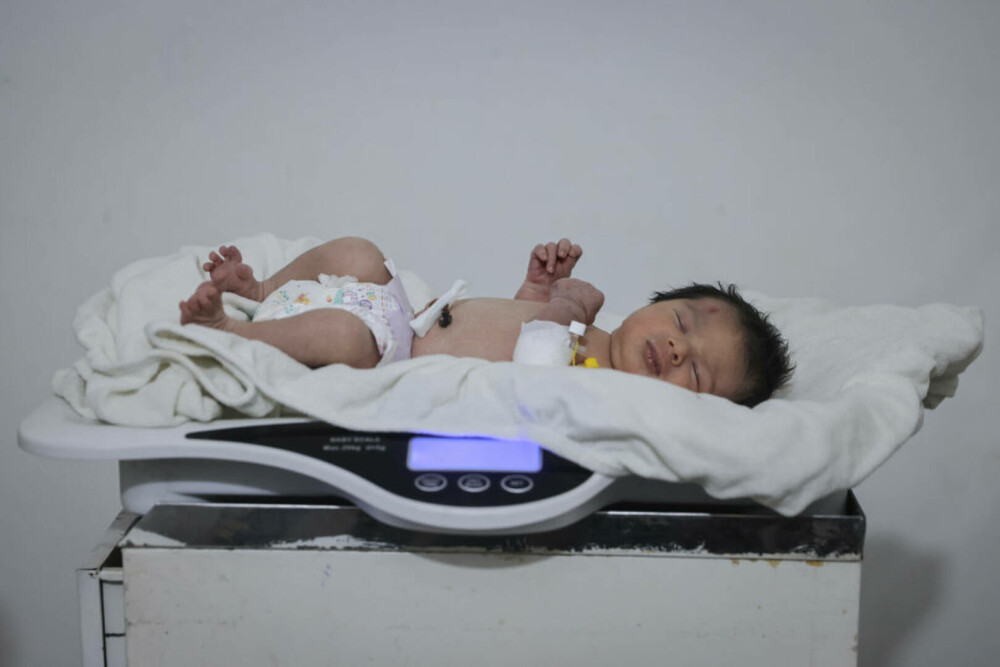Cum arată Afraa, bebelușul născut prin dărâmături, la șase luni de la cutremurul din Siria. Este crescută de mătușa ei - Imaginea 4