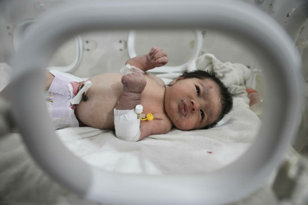 Cum arată Afraa, bebelușul născut prin dărâmături, la șase luni de la cutremurul din Siria. Este crescută de mătușa ei - Imaginea 7