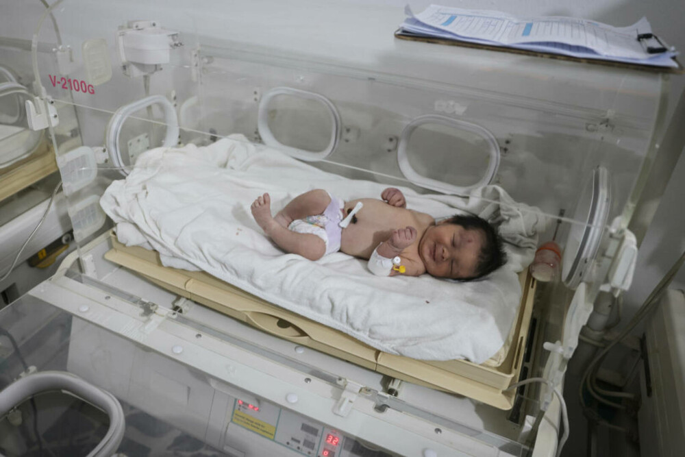 Cum arată Afraa, bebelușul născut prin dărâmături, la șase luni de la cutremurul din Siria. Este crescută de mătușa ei - Imaginea 6