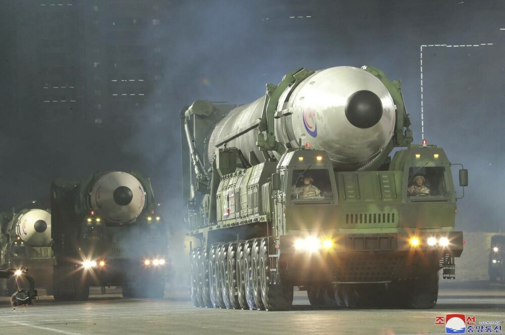 Kim Jon Un, alături de soție și fiică la o nouă paradă cu arsenalul de rachete balistice intercontinentale - Imaginea 1
