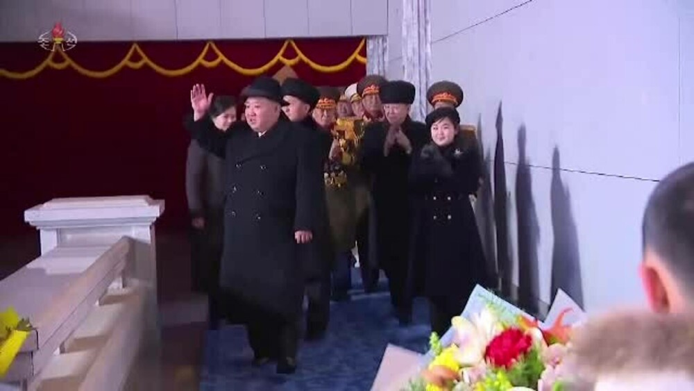 Kim Jon Un, alături de soție și fiică la o nouă paradă cu arsenalul de rachete balistice intercontinentale - Imaginea 2