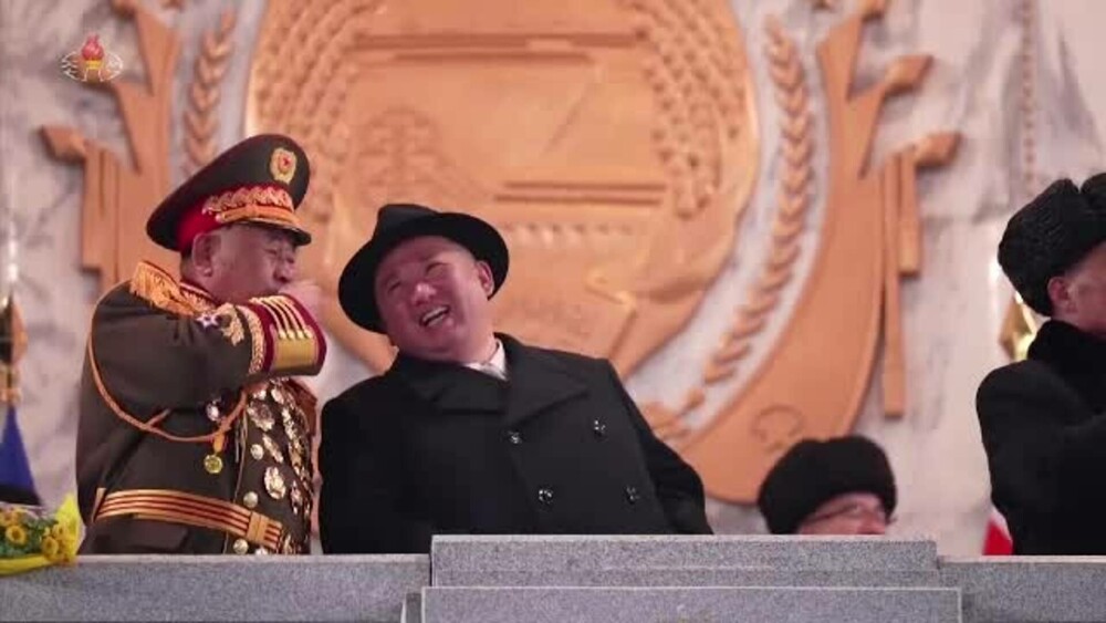 Kim Jon Un, alături de soție și fiică la o nouă paradă cu arsenalul de rachete balistice intercontinentale - Imaginea 3