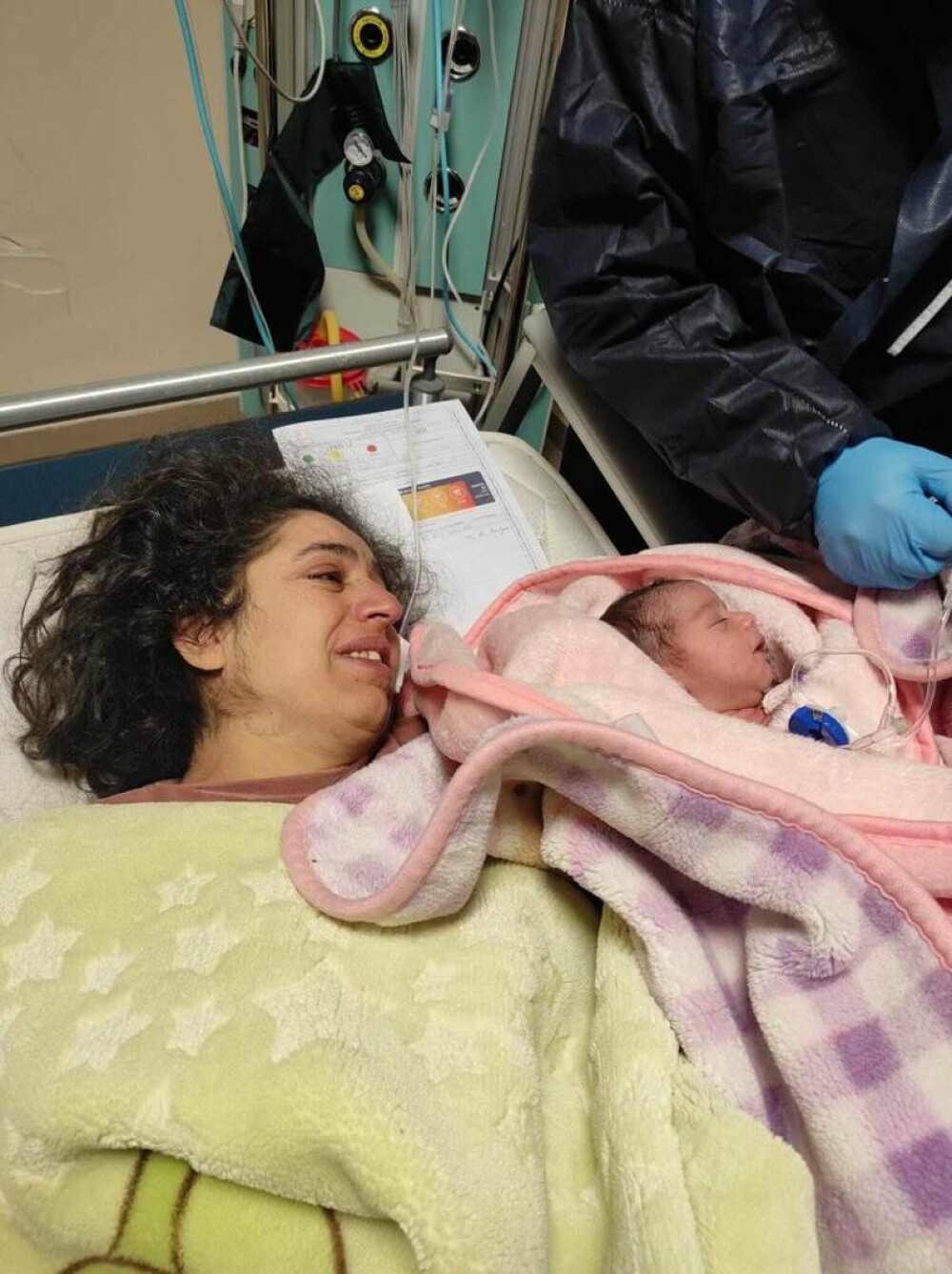 Un bebeluș de zece zile, salvat după ce și-a petrecut aproape jumătate din viață sub dărâmături, în Turcia. GALERIE FOTO - Imaginea 1