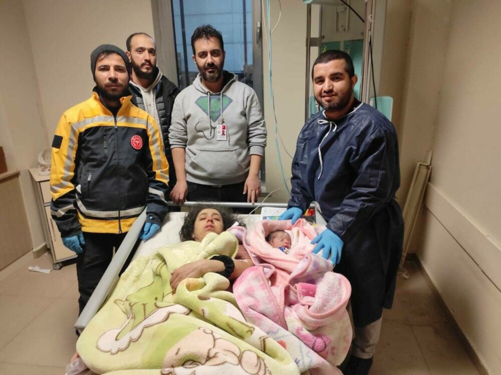 Un bebeluș de zece zile, salvat după ce și-a petrecut aproape jumătate din viață sub dărâmături, în Turcia. GALERIE FOTO - Imaginea 2