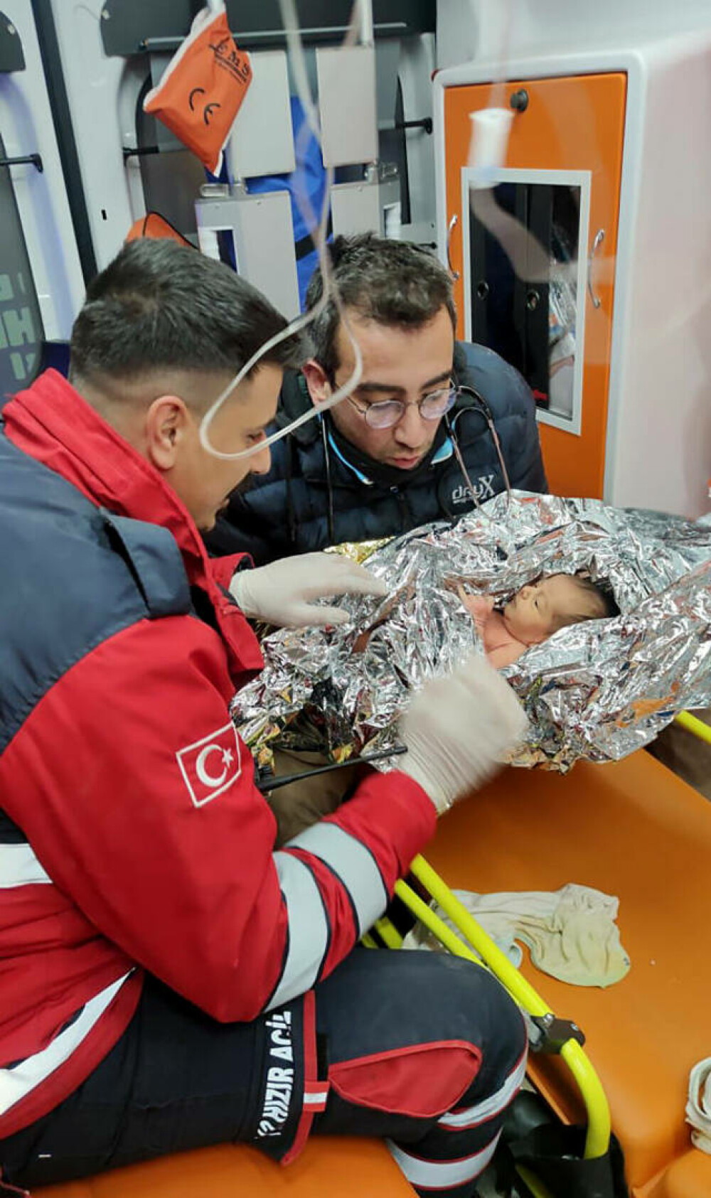 Un bebeluș de zece zile, salvat după ce și-a petrecut aproape jumătate din viață sub dărâmături, în Turcia. GALERIE FOTO - Imaginea 4