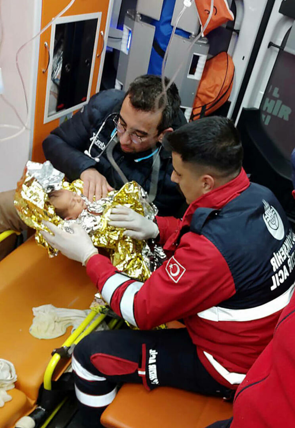 Un bebeluș de zece zile, salvat după ce și-a petrecut aproape jumătate din viață sub dărâmături, în Turcia. GALERIE FOTO - Imaginea 5