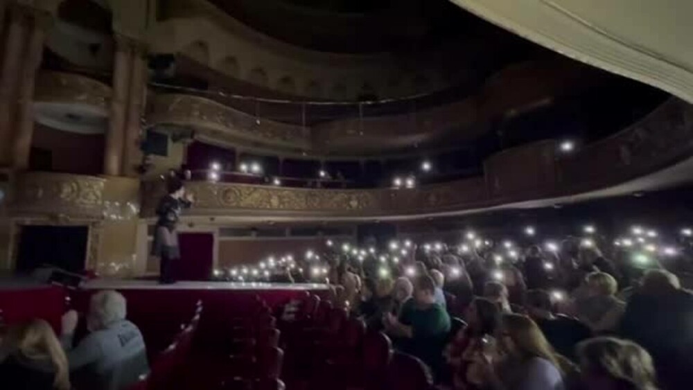 Teatrul Național din Timișoara a rămas în beznă în timpul unei piese. Publicul a luminat încăperea cu telefoanele - Imaginea 1