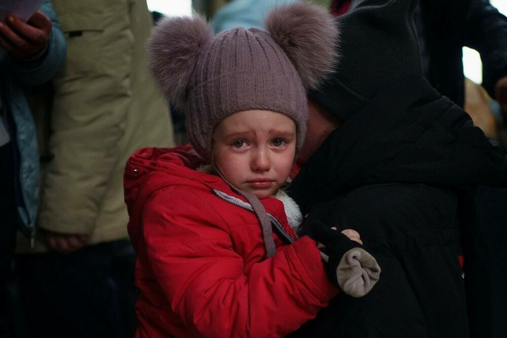 Un an de război. Momentele emoționante cu refugiații ucraineni la granițe, care fugeau de invazia Rusiei | GALERIE FOTO - Imaginea 11