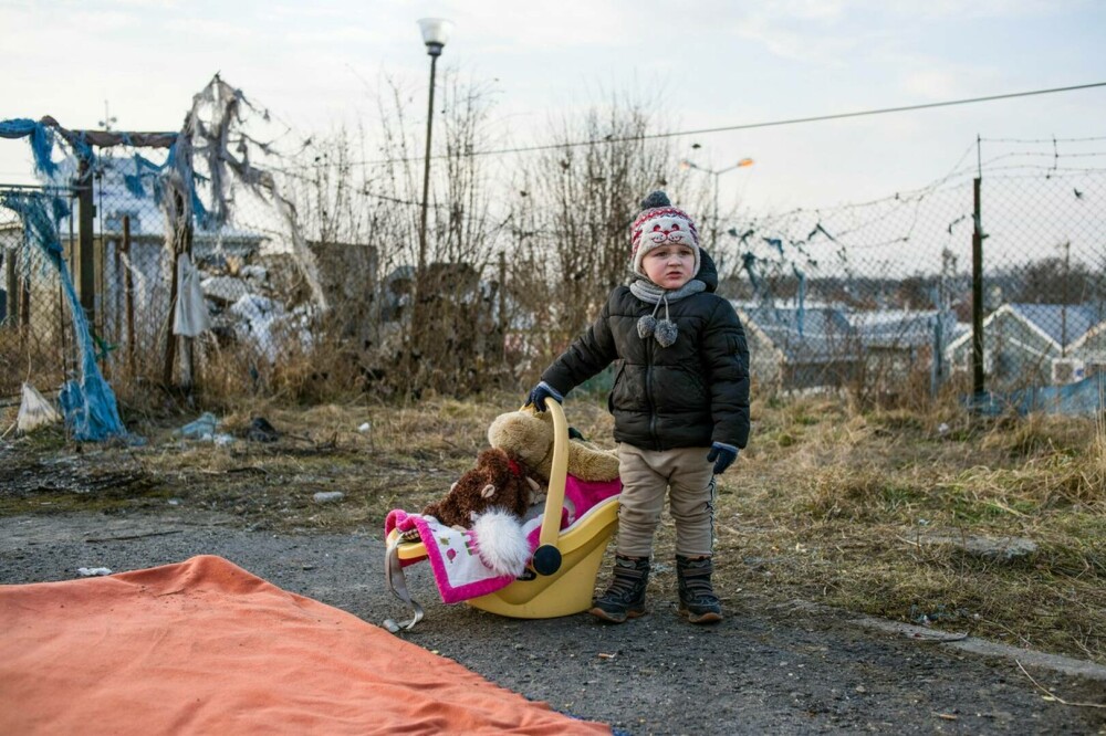 Un an de război. Momentele emoționante cu refugiații ucraineni la granițe, care fugeau de invazia Rusiei | GALERIE FOTO - Imaginea 21