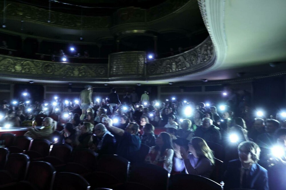 Teatrul Național din Timișoara a rămas în beznă în timpul unei piese. Publicul a luminat încăperea cu telefoanele - Imaginea 2