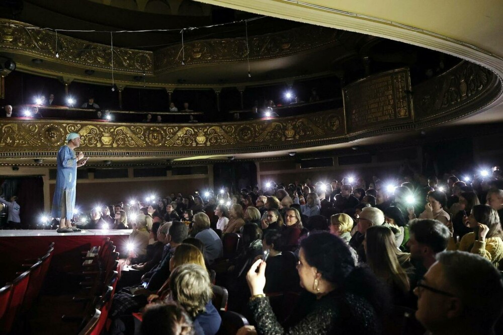 Teatrul Național din Timișoara a rămas în beznă în timpul unei piese. Publicul a luminat încăperea cu telefoanele - Imaginea 3