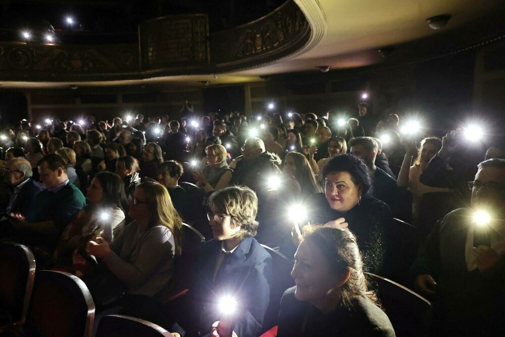 Teatrul Național din Timișoara a rămas în beznă în timpul unei piese. Publicul a luminat încăperea cu telefoanele - Imaginea 4