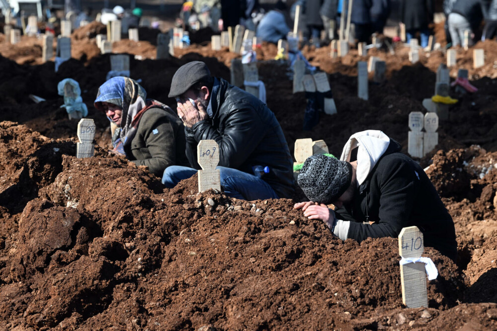 Imaginile iadului din Turcia și Siria. Cadavrele zac în parcări și sunt recunoscute după rămășițe. Cimitirile sunt pline - Imaginea 1