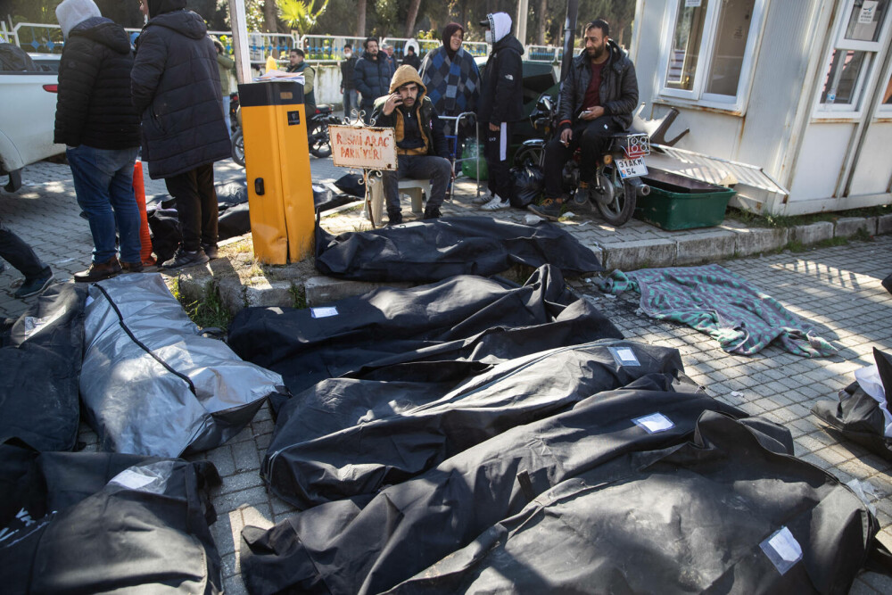 Imaginile iadului din Turcia și Siria. Cadavrele zac în parcări și sunt recunoscute după rămășițe. Cimitirile sunt pline - Imaginea 2