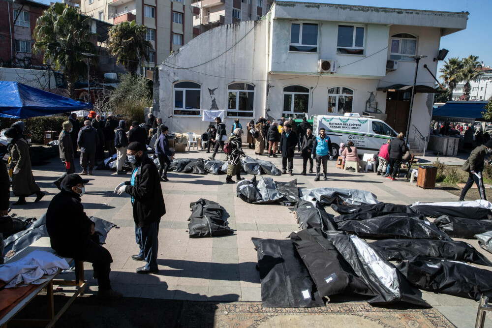 Imaginile iadului din Turcia și Siria. Cadavrele zac în parcări și sunt recunoscute după rămășițe. Cimitirile sunt pline - Imaginea 4