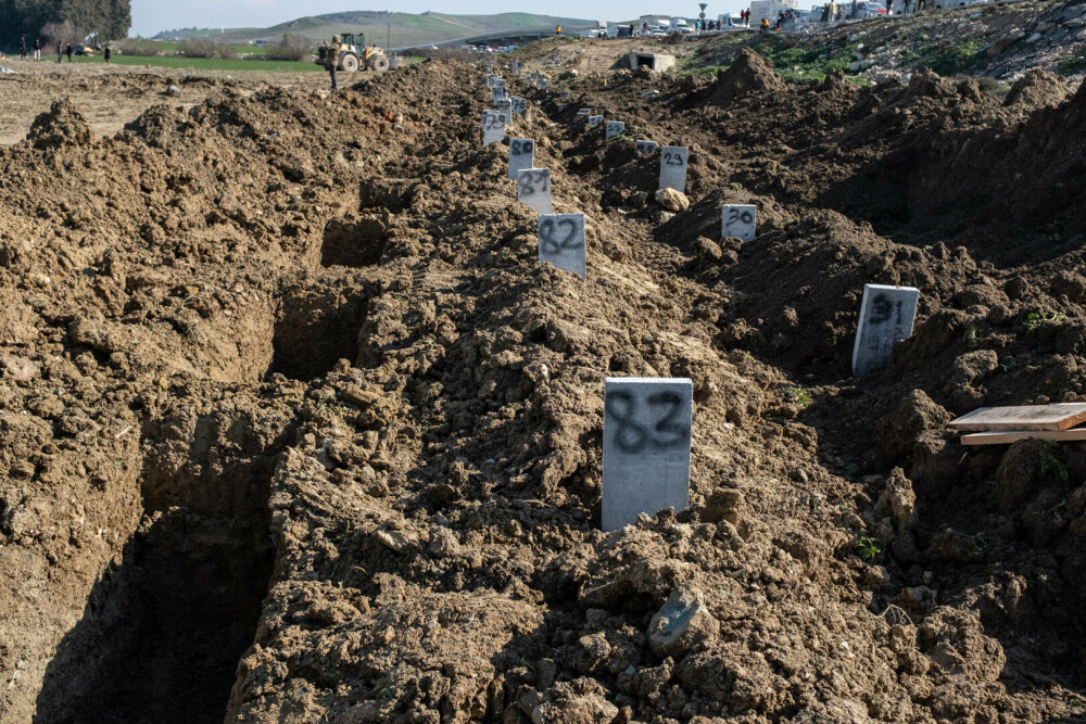 Imaginile iadului din Turcia și Siria. Cadavrele zac în parcări și sunt recunoscute după rămășițe. Cimitirile sunt pline - Imaginea 6