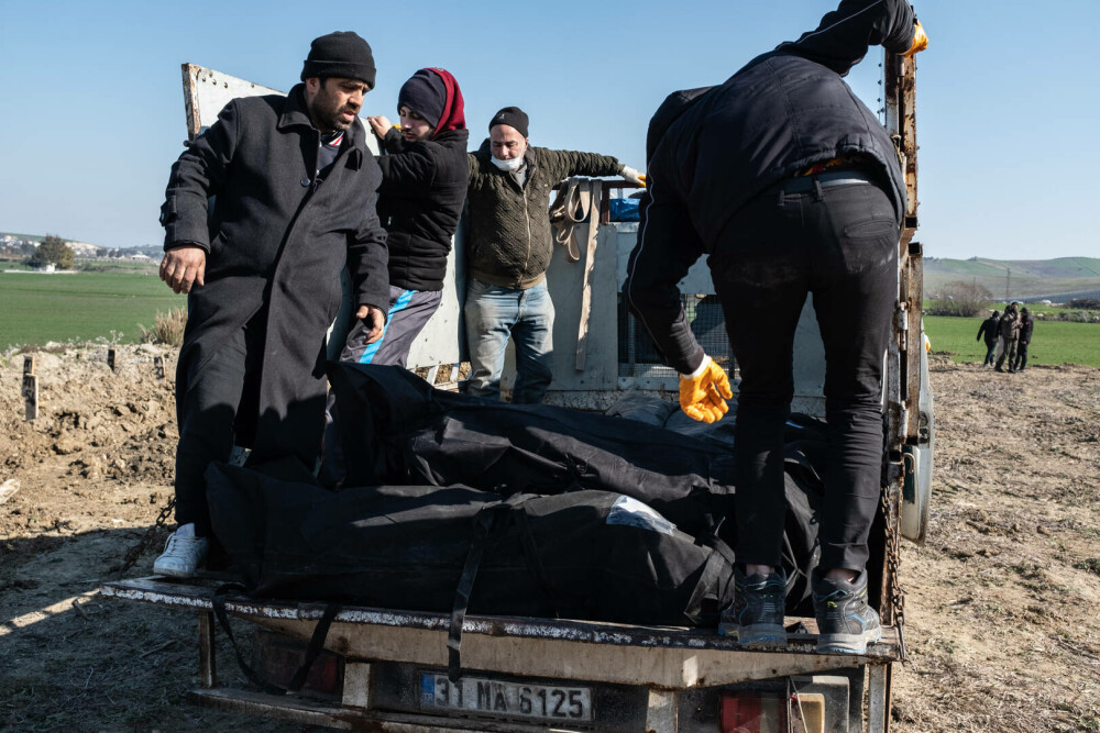 Imaginile iadului din Turcia și Siria. Cadavrele zac în parcări și sunt recunoscute după rămășițe. Cimitirile sunt pline - Imaginea 7