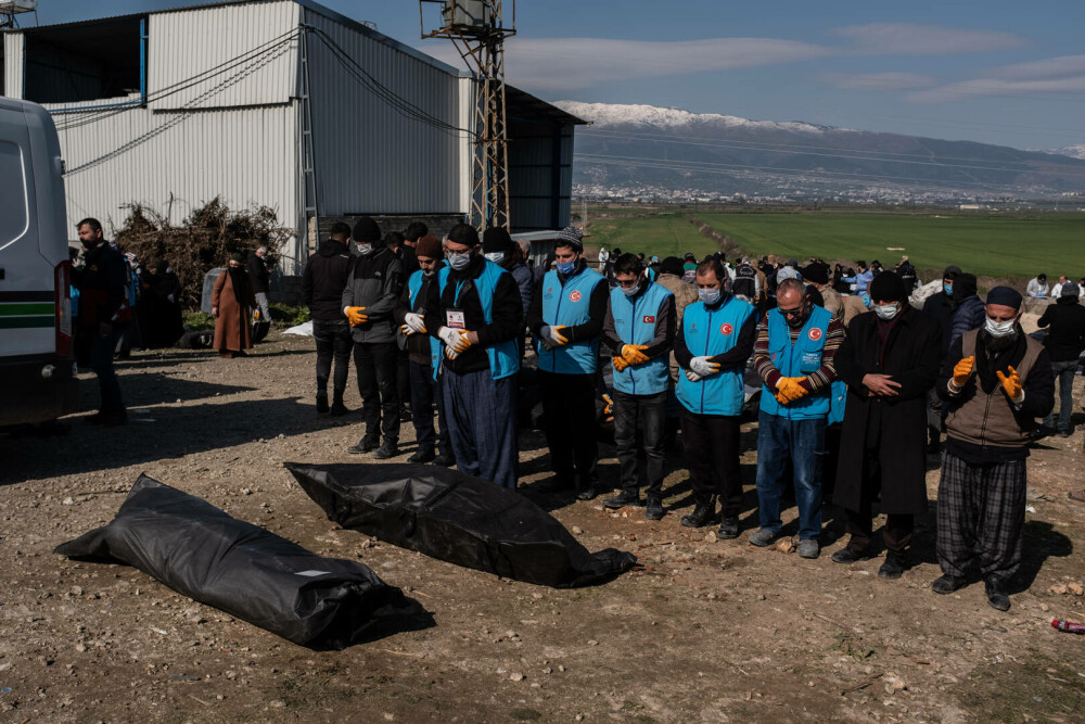 Imaginile iadului din Turcia și Siria. Cadavrele zac în parcări și sunt recunoscute după rămășițe. Cimitirile sunt pline - Imaginea 8