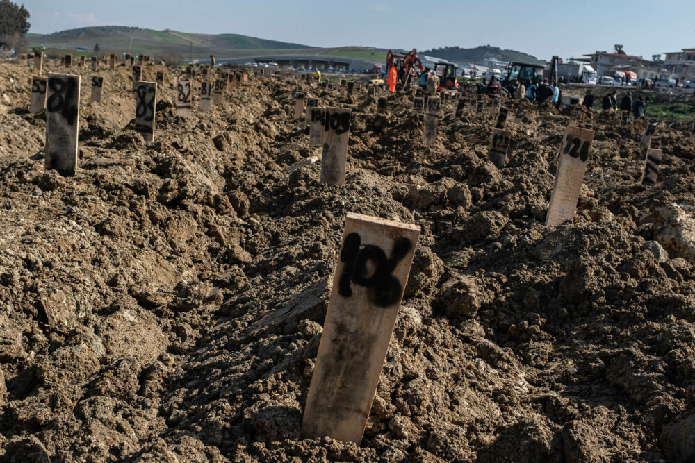 Imaginile iadului din Turcia și Siria. Cadavrele zac în parcări și sunt recunoscute după rămășițe. Cimitirile sunt pline - Imaginea 9