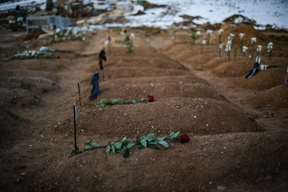 Imaginile iadului din Turcia și Siria. Cadavrele zac în parcări și sunt recunoscute după rămășițe. Cimitirile sunt pline - Imaginea 13