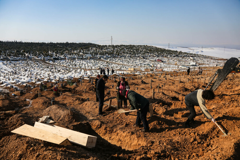 Imaginile iadului din Turcia și Siria. Cadavrele zac în parcări și sunt recunoscute după rămășițe. Cimitirile sunt pline - Imaginea 14