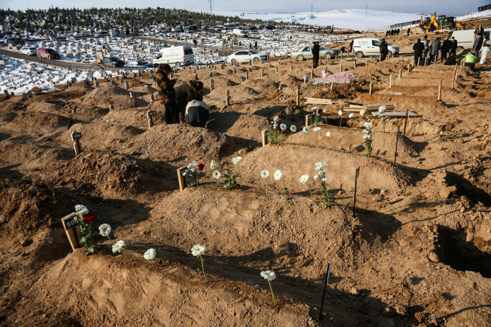 Imaginile iadului din Turcia și Siria. Cadavrele zac în parcări și sunt recunoscute după rămășițe. Cimitirile sunt pline - Imaginea 15
